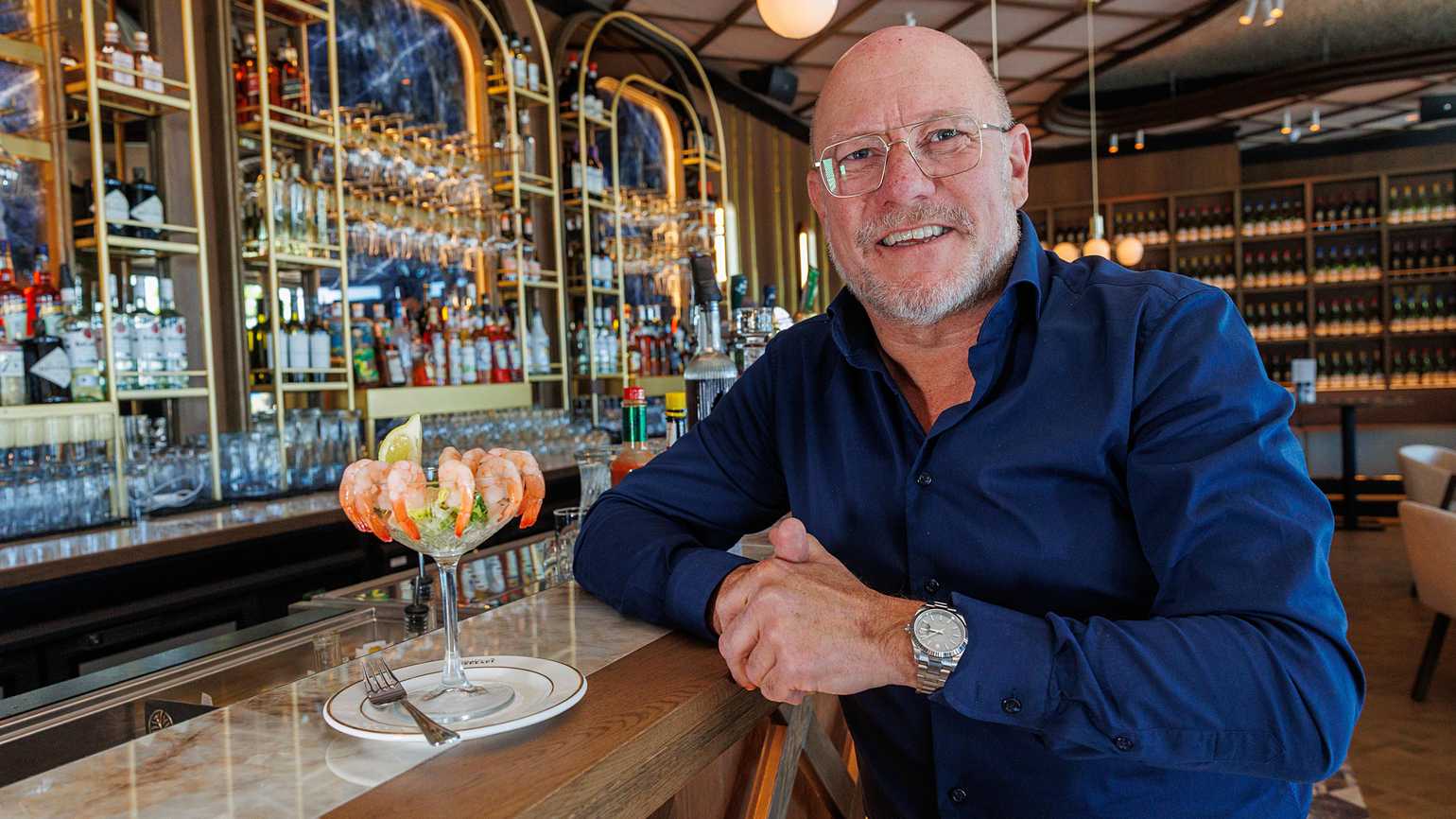 Bjorn telegraaf aan de bar
